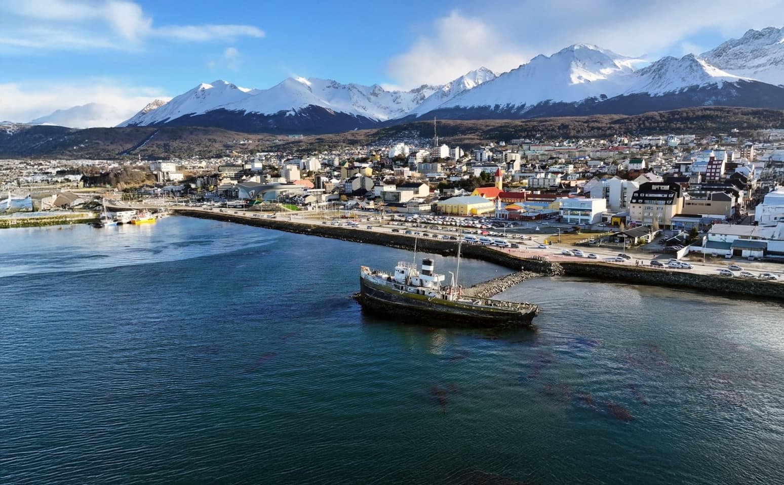 Postal desde Ushuaia con el Canal Beagle y las montañas